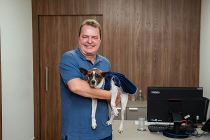 Max Russi e cadela Lilica