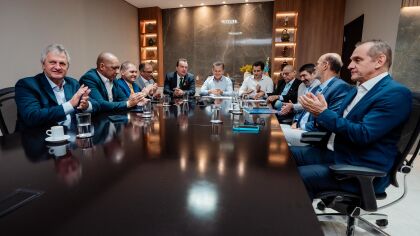 Assim que foram concluídas as duas sessões legislativas e respectivas votações, o presidente da Assembleia Legislativa, Max Russi, o primeiro-secretário, Dr. João (MDB) e outros 10 deputados foram pessoalmente levar o projeto de Lei Complementar ao governo.
