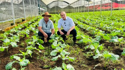 Wilson Santos com o produtor Zé do Trator da região da Serra de São Vicente