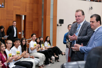 Deputados Max Russi e Thiago Silva conversaram os estudantes durante a sessão de posse do Parlamento Jovem. 