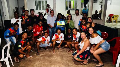 Wilson Santos com integrantes do grupo cultural "Flor do Campo"