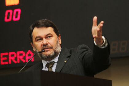 Oscar pede apoio dos parlamentares para retomar CPI das Obras da Copa