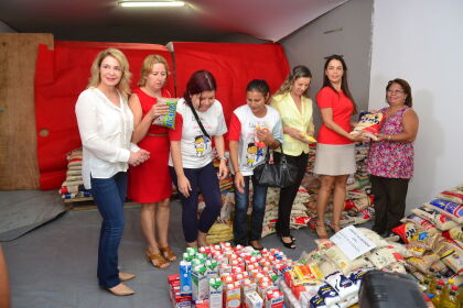 Sala da mulher faz entrega de alimentos para entidades filantrópicas
