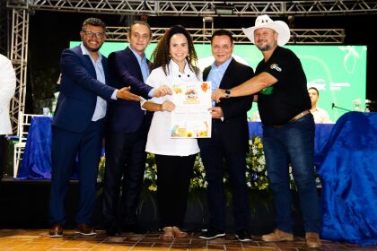 Deputados estaduais Wilson Santos (PSD), Eduardo Botelho (União), Gilberto Cattani (PL) e Edcley Coelho (PSB) realizam a entrega das honrarias