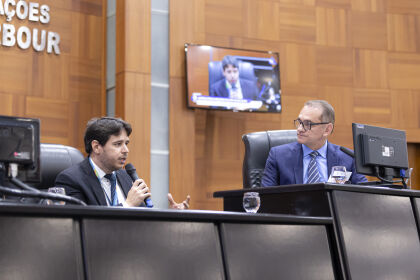 Wilson Santos acompanha o discurso do diretor do Ministério de Minas e Energia