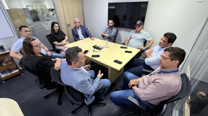 Deputado Dilmar Dal Bosco em reunião na sede da Nova Rota Oeste tratando sobre alterações no perímetro urbano de Sinop