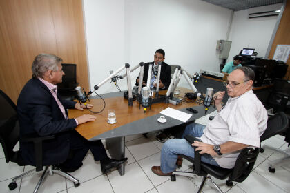 Deputado Saturnino  Masson em entrevista à rádio da ALMT