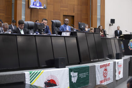 Deputado Henrique Lopes, que comandou a audiência, destacou a omissão do governo estadual diante de denúncias que vêm desde 2023.