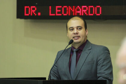 Deputado Leonardo cobra melhor condição de trabalho a agentes penitenciários