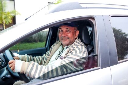 Erasmo Paulo de Lima, de 58 anos, voltou a dirigir e ter mais autonomia após tratamento oftalmológico