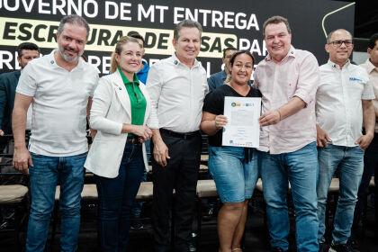 Entrega de títulos definitivos de propriedade a famílias do Residencial 8 de Março, em VG