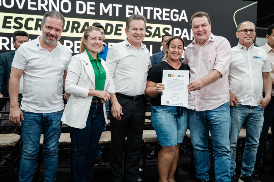 Com apoio da ALMT, Max Russi participa da entrega de 287 títulos de propriedade em Várzea Grande
