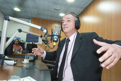 Dep. Zé Carlos do Pátio em entrevista na Rádio Assembleia