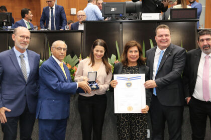 Família Varjão recebendo a Comenda Memória do Legislativo.Foto: JLSIQUEIRA/ALMT