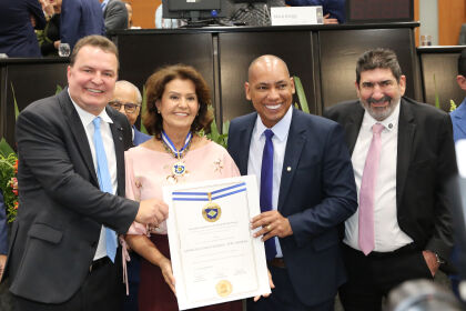 Primeira mulher eleita deputada federal por Mato Grosso, ex-deputada estadual e ex-presidente da Embratur, Teté Bezerra, também foi reconhecida durante a solenidade.Foto: JLSIQUEIRA/ALMT