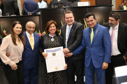 Família Varjão recebe a Comenda Memória do Legislativo.