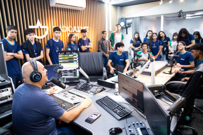 Alunos da Sesi Escola em visita à Rádio Assembleia.