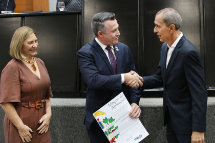 O prefeito de Lucas do Rio Verde, Miguel Vaz, e a primeira-dama do município, Janice Vaz Ribeiro, foram homenageados em razão dos trabalhos desenvolvidos no Centro de Convivência e Abrigo para Idosos Vitório Piccini.