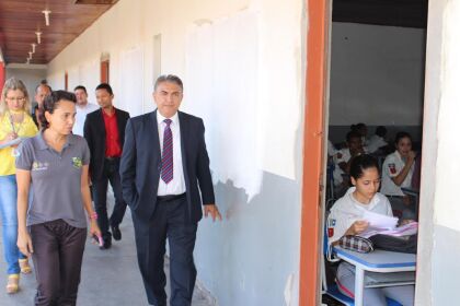 Escola Tiradentes recebe a visita do deputado estadual Pery Taborelli (PV).
