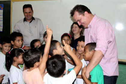Max Russi e secretário Permínio em visita às escolas no Vale do São Lourenço