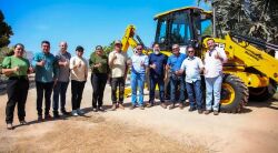 Rosário Oeste recebe retroescavadeira e obras de asfaltamento avançam