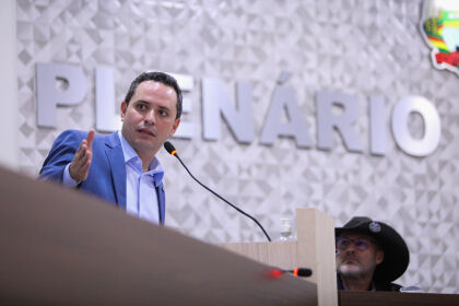 O deputado estadual Diego Guimarães durante discurso na audiência pública em Guarantã do Norte