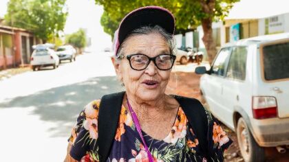 Rosa de jesus, 73 anos, está feliz com a chegada do asfalto na porta de casa