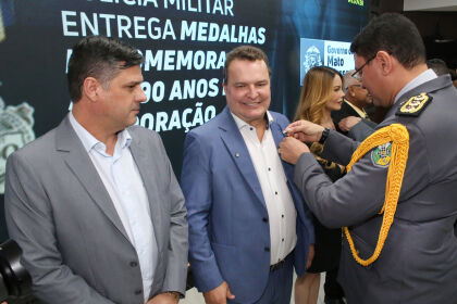 Deputados são homenageados com medalha comemorativa aos 190 anos da PMMT