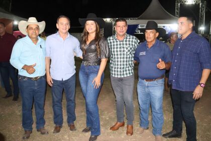 Wilson com a prefeita Francieli e vereadores de Santo Antônio de Leverger