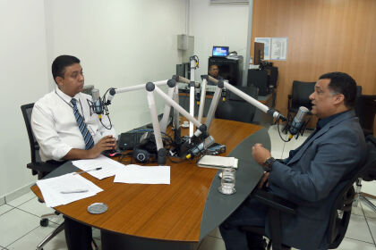 Deputado Silvano Amaral entrevista para rádio Assembléia