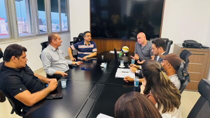 Wilson Santos e o vereador Marcrean Santos participam de reunião com Abílio