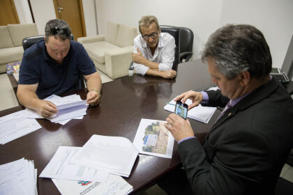 Com apoio de Dilmar, vereadores firmam convênio para tapar erosão na MT-140