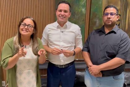 O deputado estadual Diego Guimarães com a vice-prefeita, Vania Carrijo, e o vereador Yccaro Moura