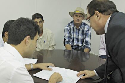 Deputado Pedro Satélite e vereadores de Nova Bandeirantes reunidos com o secretário da Sinfra