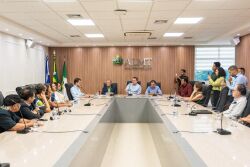 Presidente Max Russi recebe Estatuto do Pantanal, entregue pelo senador Wellington Fagundes
