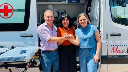 Wilson Santos entrega ambulância para a prefeita e vereadora Elis Enfermeira