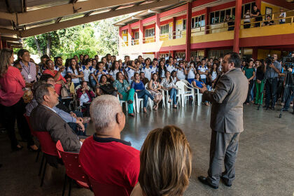 Deputado Taborelli em visita a escola Adalgisa de Barros em Várzea Grande.