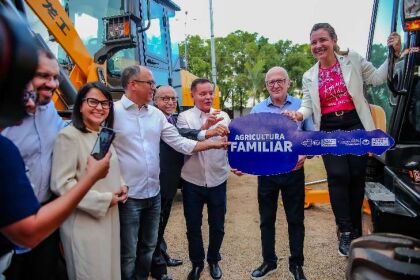 Botelho participa de entrega de equipamentos para agricultura familiar em Várzea Grande