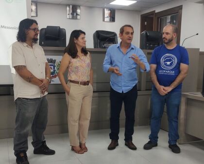 O parlamentar com os geólogos da Universidade Federal de Mato Grosso