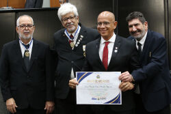 Maçons são homenageados com honrarias