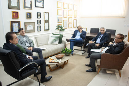 Sebastião Rezende se reúne com Gideões Internacionais para discutir projeto sobre distribuição de Bíblias em escolas