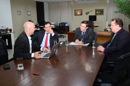 Deputados Botelho e Max Russi reunidos com o presidente do TCE Waldir Teiss