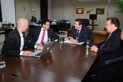 Deputados Botelho e Max Russi reunidos com o presidente do TCE Waldir Teiss 