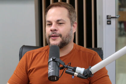 Programa Expresso 89 recebe Thales de Paiva que fala sobre o show da orquestra CirandaMundo