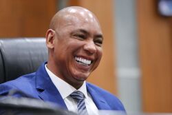 Sancionada lei proposta por Juca do Guaraná que garante inclusão de símbolo de doador de sangue em placas de atendimento prioritário