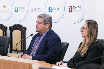 Janaina e Gabriel apresentam informações sobre o modelo de gestão das emendas parlamentares instituído em Mato Grosso.Foto: MARCOS LOPES/ALMT