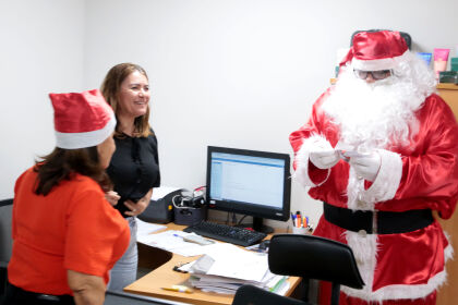 Ação da SEISC com o Papai Noel visitando os servidores