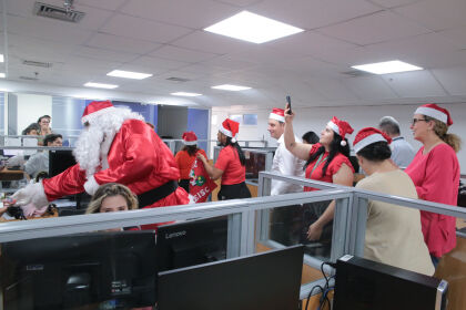 Ação da SEISC com o Papai Noel visitando os servidores