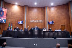 Dilmar Dal Bosco entrega honrarias na Assembleia e emociona o plenário ao homenagear equipe do HCan