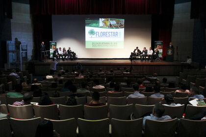 Evento no Teatro Zulmira Canavarros discute mercado, inovação e tecnologia de florestas